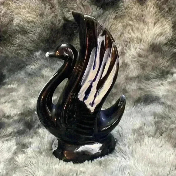 VTG BMP BLUE MOUNTAIN POTTERY
GLAZED BLUE AND WHITE SWAN
PLANTER - Picture 4 of 16